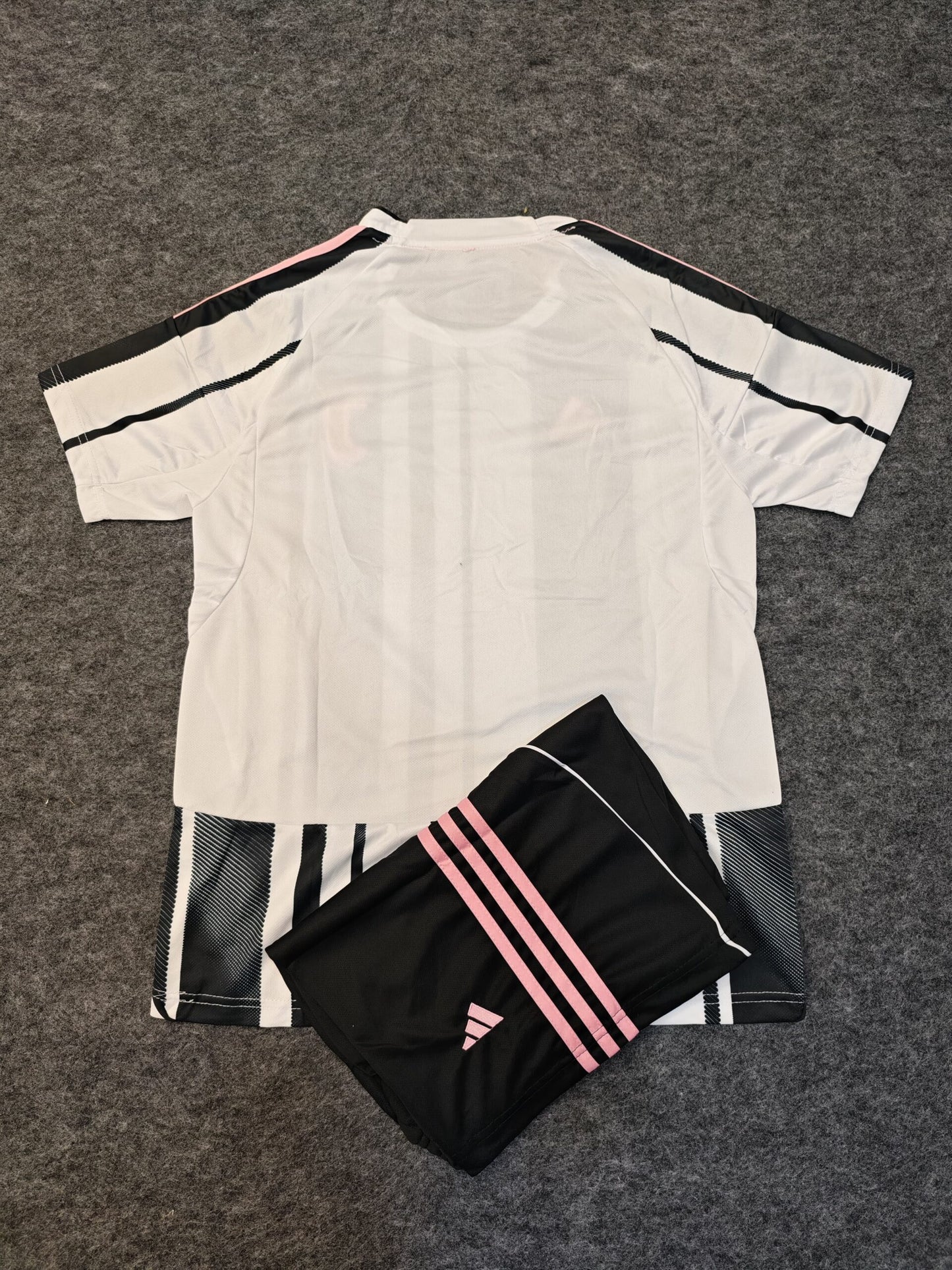 JUVENTUS 2025-26 HOME SET (EMBROIDERY LOGOS)